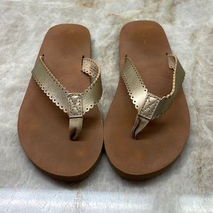 Cat & Jack Girls gold scalloped flip flop